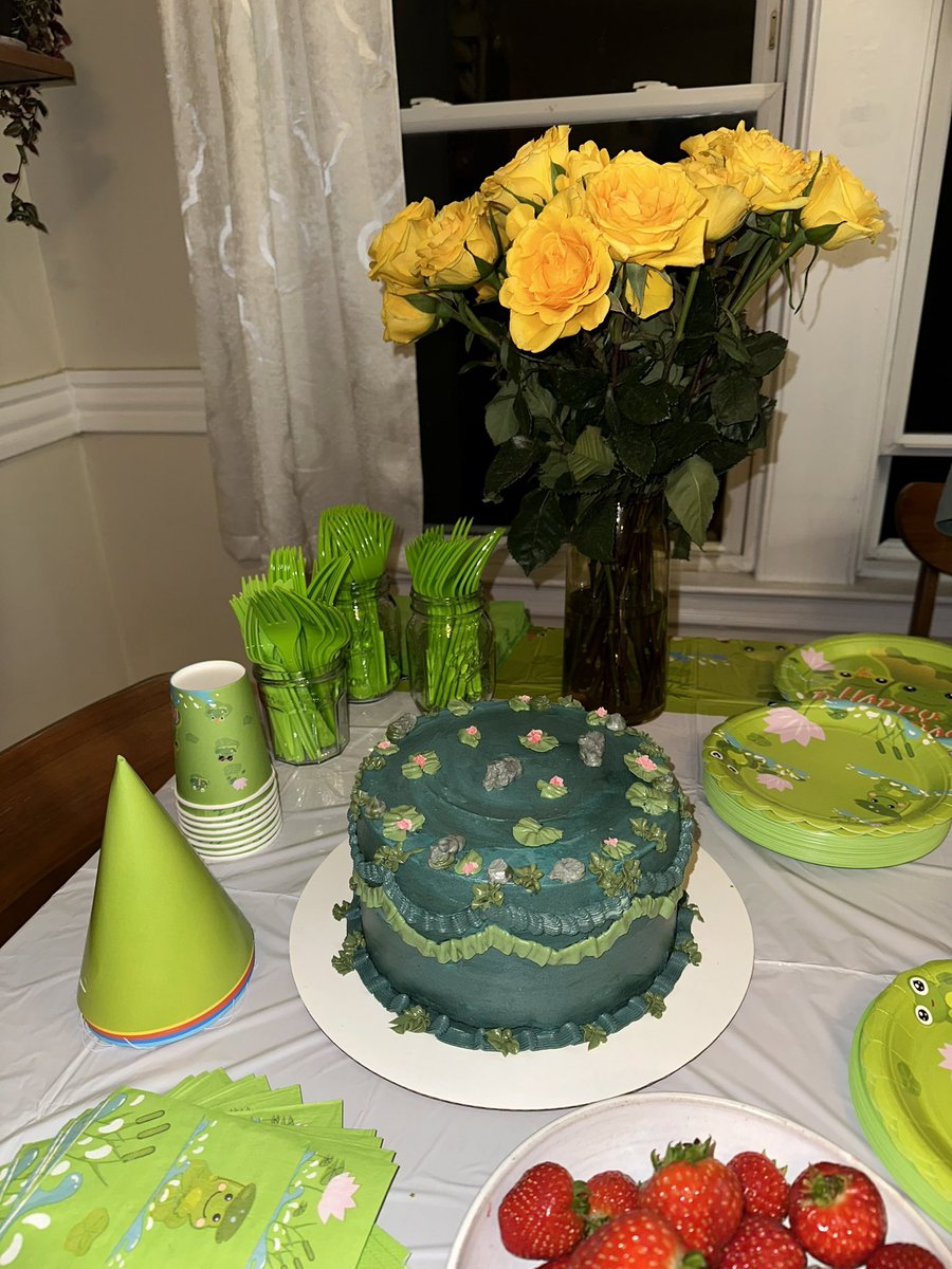 aminal_cwossin's tweet photo. threw my bf a frog themed bday party and it went very well 🐸🐸🐸 https://t.co/dzLcUIBFsU