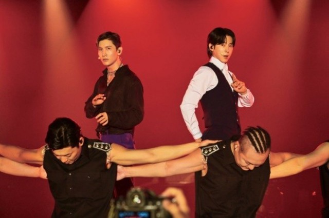 Kkorepo's tweet photo. 「#東方神起」、アジアツアーの華やかな幕開け…香港コンサート全席完売で大盛況
#ユンホ #チャンミン
https://t.co/wlFEYKLxNx https://t.co/abGC3cv4Yh