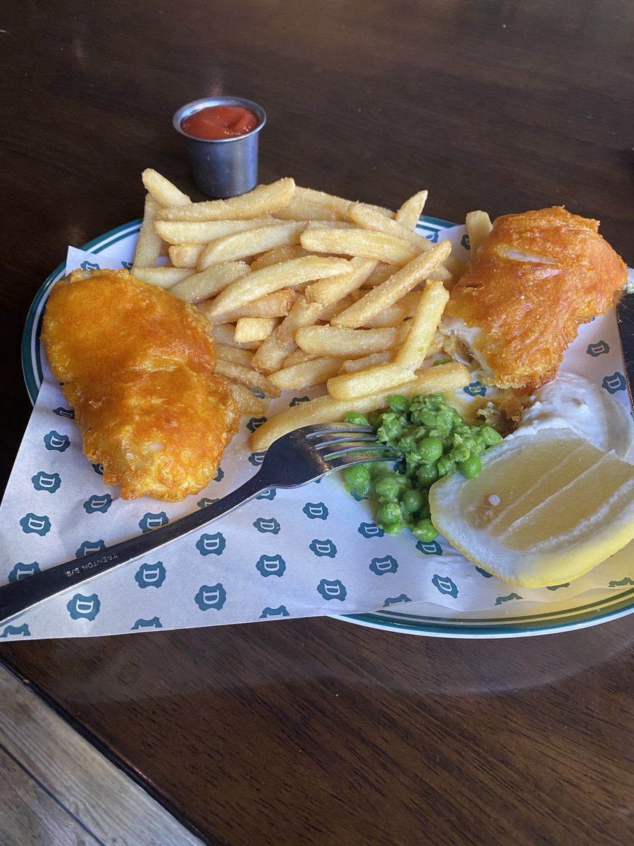 JudyMurray's tweet photo. Settling my stomach before Andy’s match. Old school fish n chips and sort of mushy peas. 👌 #TheDuke https://t.co/Lhbm7Ffdxg