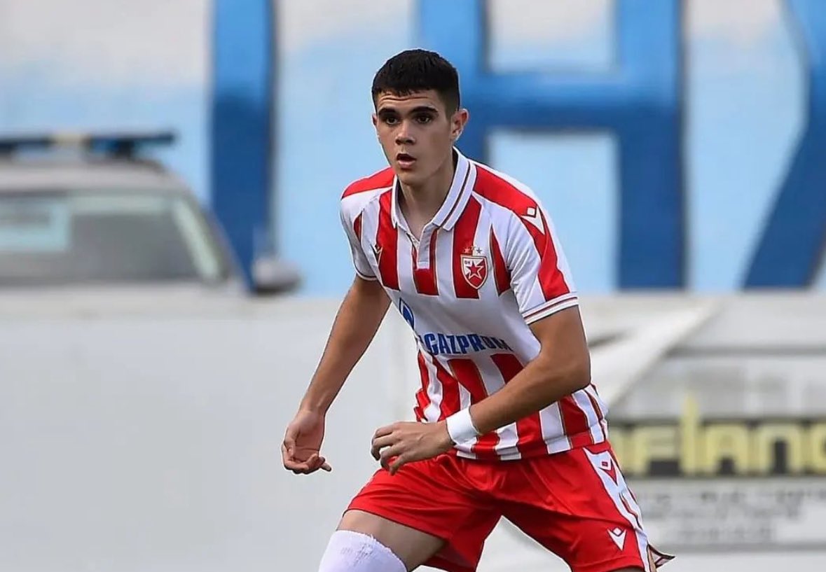 FabrizioRomano's tweet photo. 🚨🟣🔵 Aston Villa are closing in on deal to sign 2005 born right back Kosta Nedeljković from Crvena Zvezda!

He’s set to stay at Serbian club until end of the season.

Talks at final stages for less than €9m.

Villa have been scouting Kosta for long time, as per @Telesportrs. https://t.co/5F4hwovEIA