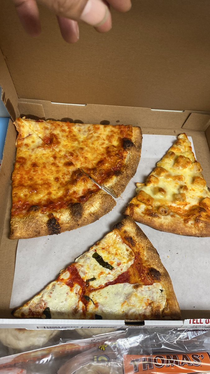 SeasonedTrapper's tweet photo. Free pizza from the trap and he threw in a Buffalo chicken and fresh mozz slice in there. That’s 10/10 he getting a free KD next time I see him https://t.co/FyyUeFKVwQ