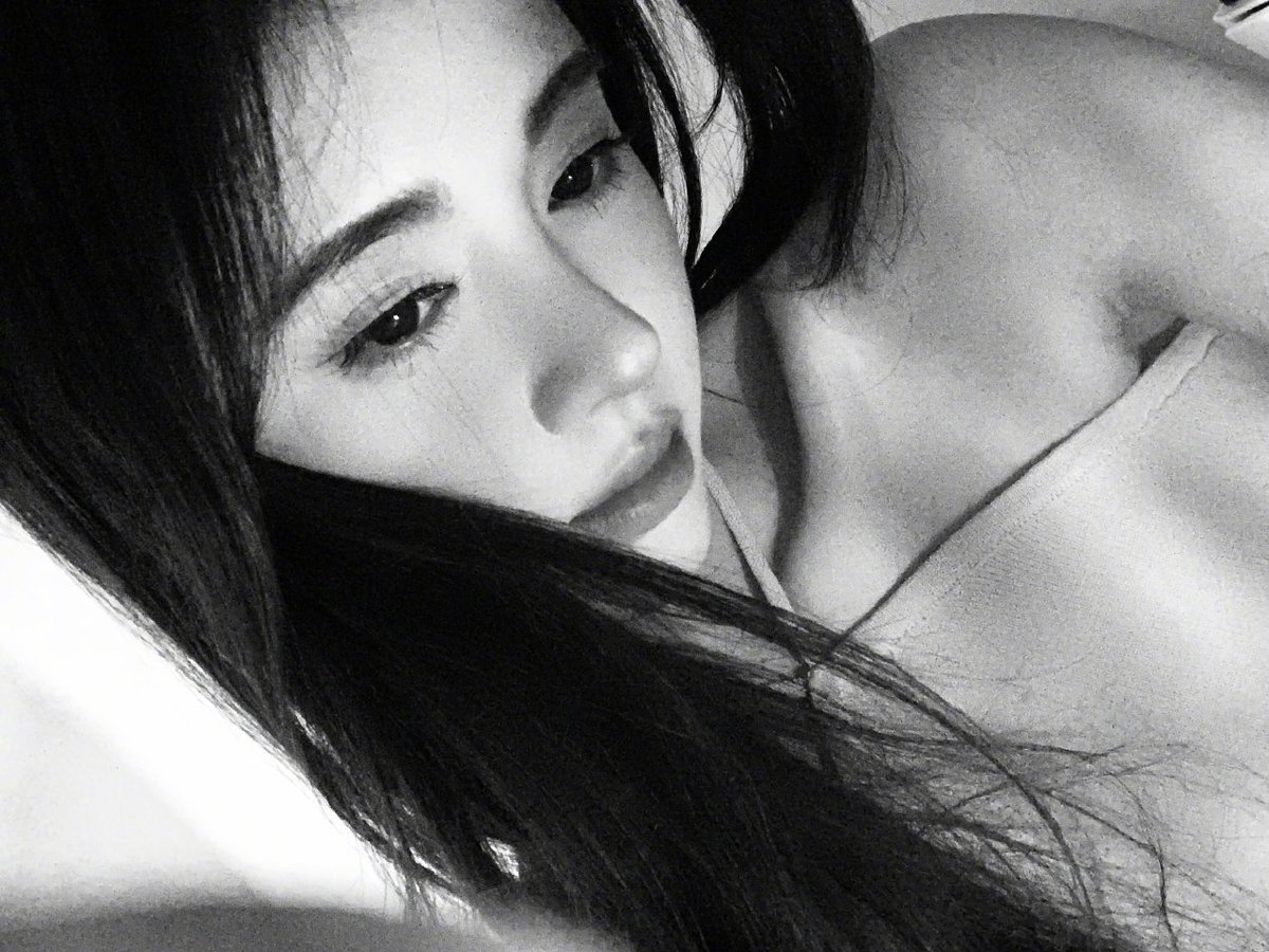 鞠妈的盯榨又来啦🥵 黑白上半身太诱惑了🤤 https://t.co/d0d7OiXJBV