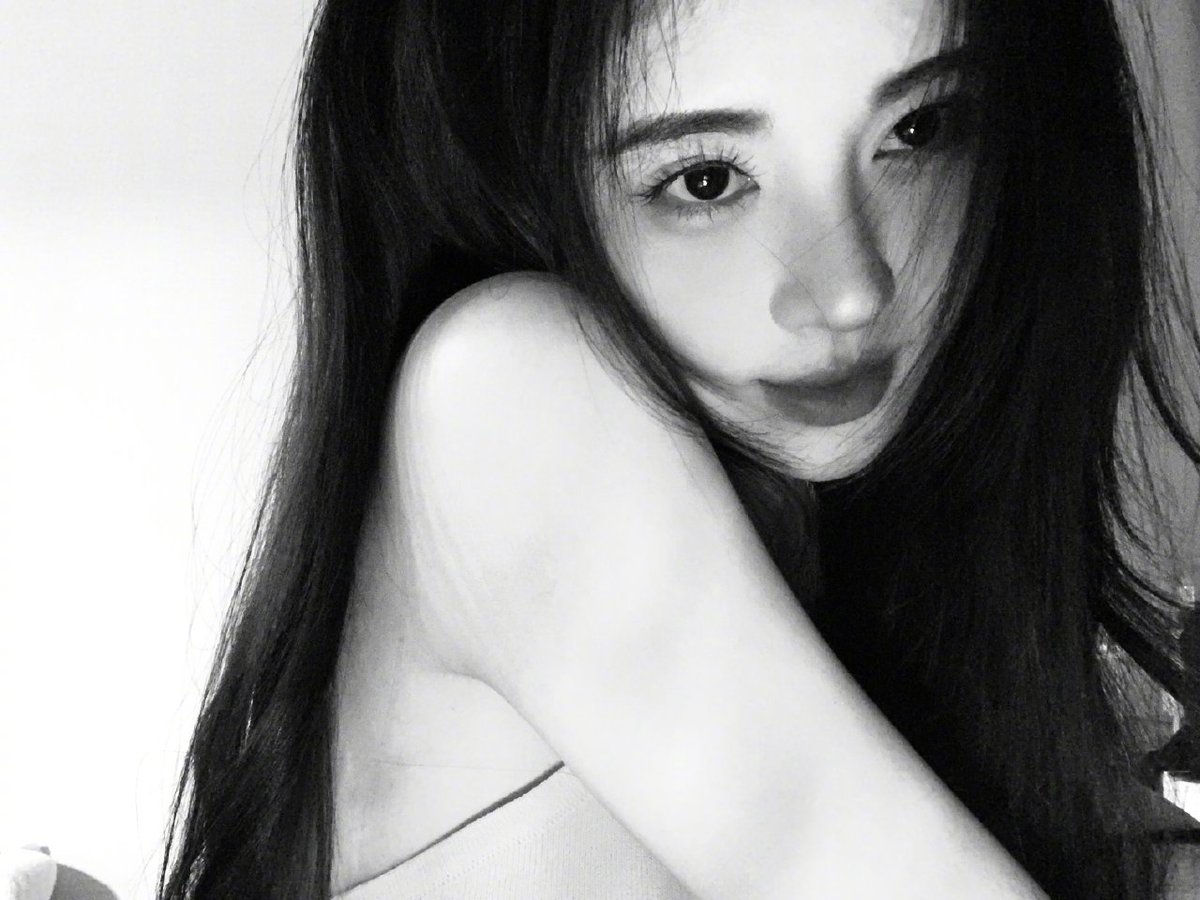 鞠妈的盯榨又来啦🥵 黑白上半身太诱惑了🤤 https://t.co/d0d7OiXJBV