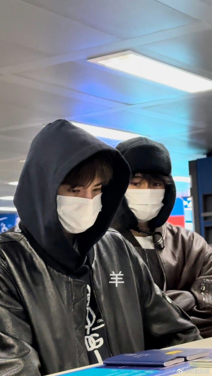 아니.. 됐다 어디까지 커플이려고그럼?