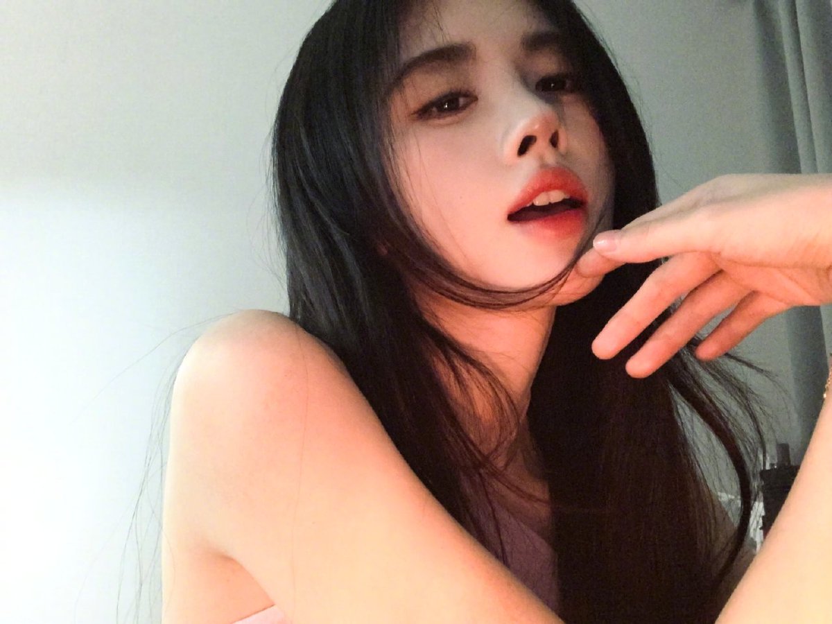 鞠妈的盯榨又来啦🥵 黑白上半身太诱惑了🤤 https://t.co/d0d7OiXJBV
