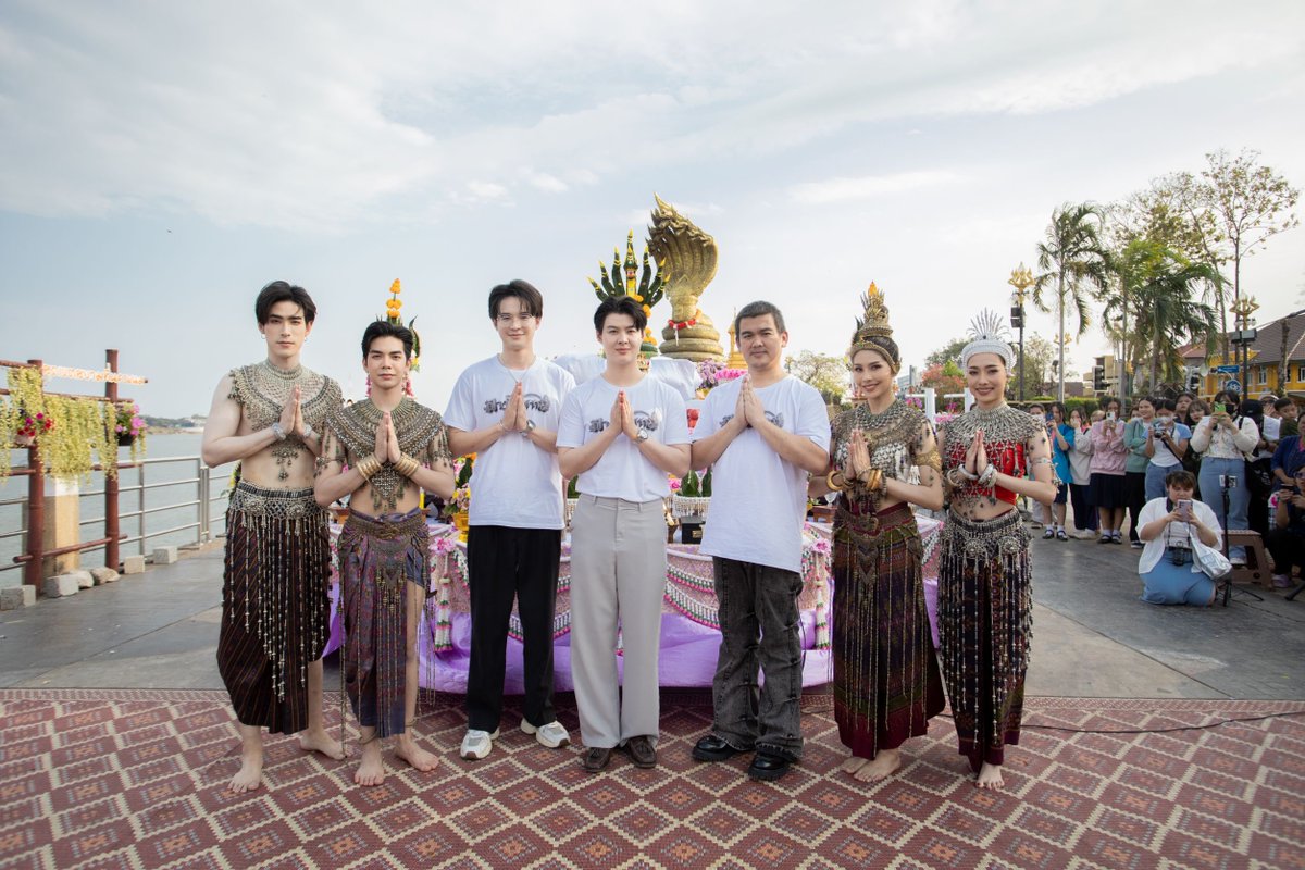 ManGu_Magazine's tweet photo. 2 ผู้จัดซีรีส์ ลางสังหรณ์ นำทีมตัวแทนนักแสดง "บิลลี่ - เบ้บ -  เฮง -  สองเจ็ด" บวงสรวงองค์พญาศรีสัตตนาคราช เสริมความปัง !💖
#TheSignลางสังหรณ์ #idolfactoryTH #เซ้นต์ศุภพงษ์ 

อ่านเพิ่มเติมที่：https://t.co/N9Hl5y3yox https://t.co/VCyiPE6nVE