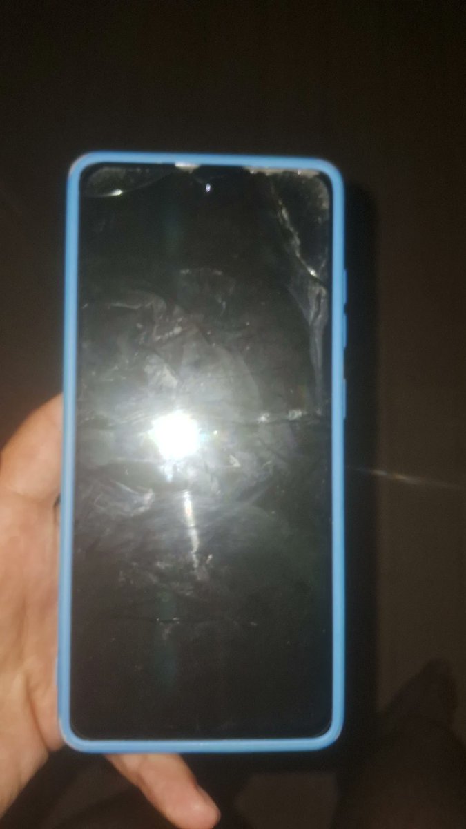 ezelebel's tweet image. Encontré este celular tirado en la parte trasera de un Uber durante la noche del sábado, estoy buscando a su dueño/a para devolvérselo