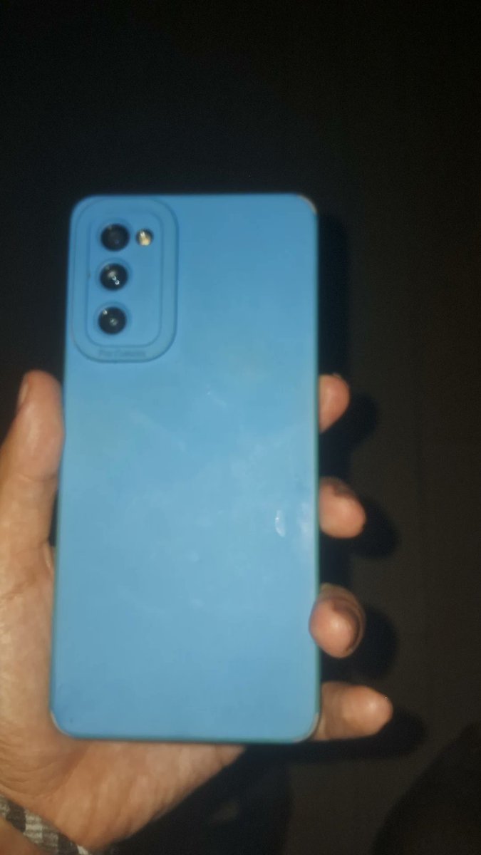 ezelebel's tweet image. Encontré este celular tirado en la parte trasera de un Uber durante la noche del sábado, estoy buscando a su dueño/a para devolvérselo