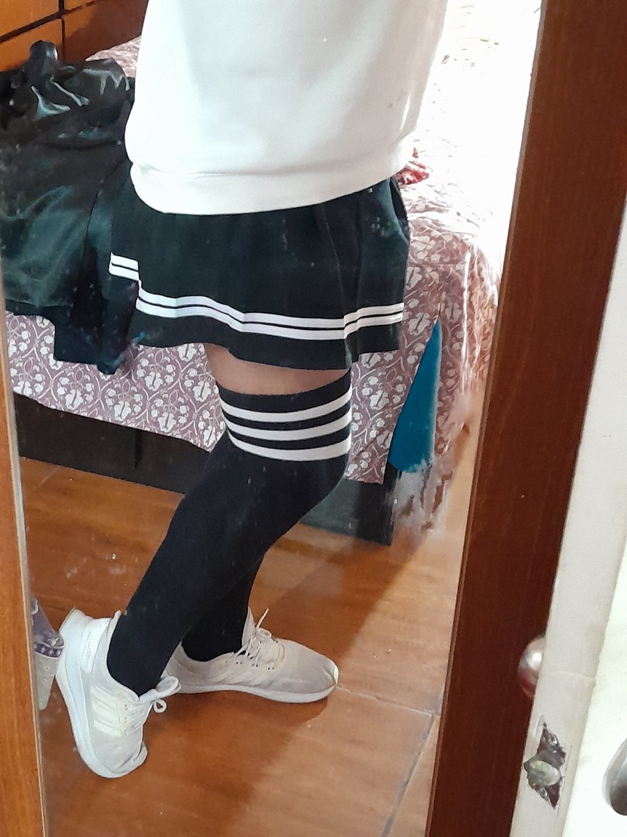 TimidoFemboy's tweet photo. Fotito de cuando hacia frio jsjs (lo se el espejo esta sucio) https://t.co/PaFBtu0PRG