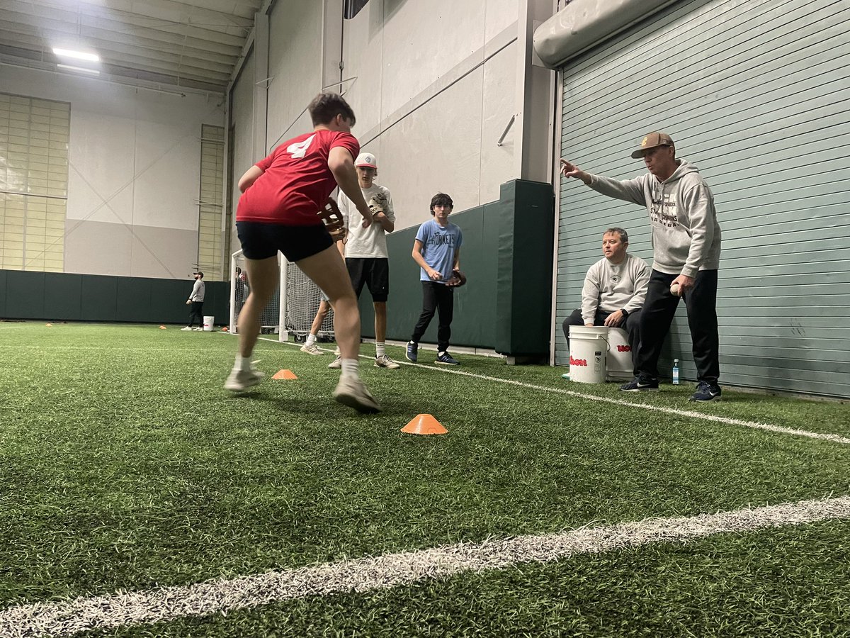 ChiSelectBsbl's tweet photo. Outfielders refining their footwork. It’s the little things. #ChiSelect https://t.co/FhEiWVX8Dm