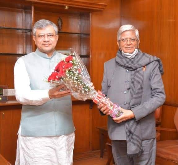 Prashan71315562's tweet photo. 2 साल ट्रैनिंग कर रेल्वे अपरेंटीस कुशल कारागीर कि श्रेणी मैं आकर भी बेरोजगारी कि मार झेल रहा है और मोदी जी हम पर कोई विचार नही कर रहे है सभी महाप्रबंधक को ने कहा है अपरेंटीस को भारतीय रेल्वे मैं मोका दिया  जाय विलंब क्यो हो रहा है #रेलअपरेंटीस @AshwiniVaishnaw @ShivaGopalMish1 https://t.co/TW3IcVOS6w