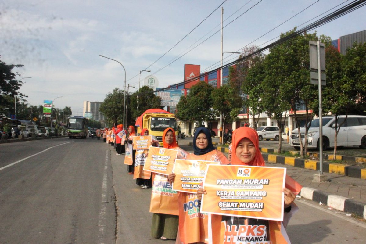 PKStangerang's tweet photo. Flashmob PKS serentak di semua kecamatan se-kota Tangerang.
Sosialisasi kampanye gagasan Pangan murah - Kerja gampang - Sehat mudah
#flashmobpks #PKS #PKSkotaTangerang #kotaTangerang #Tangerangkota #Tangerang #PKSnomor8 #PKSPembelaRakyat #PKSmenangAniesPresiden #2024pilihPKS https://t.co/Fv78uVSszo