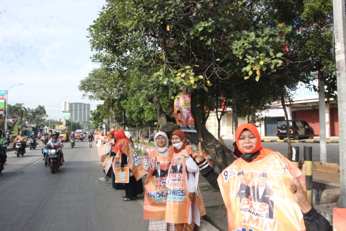 PKStangerang's tweet photo. Flashmob PKS serentak di semua kecamatan se-kota Tangerang.
Sosialisasi kampanye gagasan Pangan murah - Kerja gampang - Sehat mudah
#flashmobpks #PKS #PKSkotaTangerang #kotaTangerang #Tangerangkota #Tangerang #PKSnomor8 #PKSPembelaRakyat #PKSmenangAniesPresiden #2024pilihPKS https://t.co/Fv78uVSszo