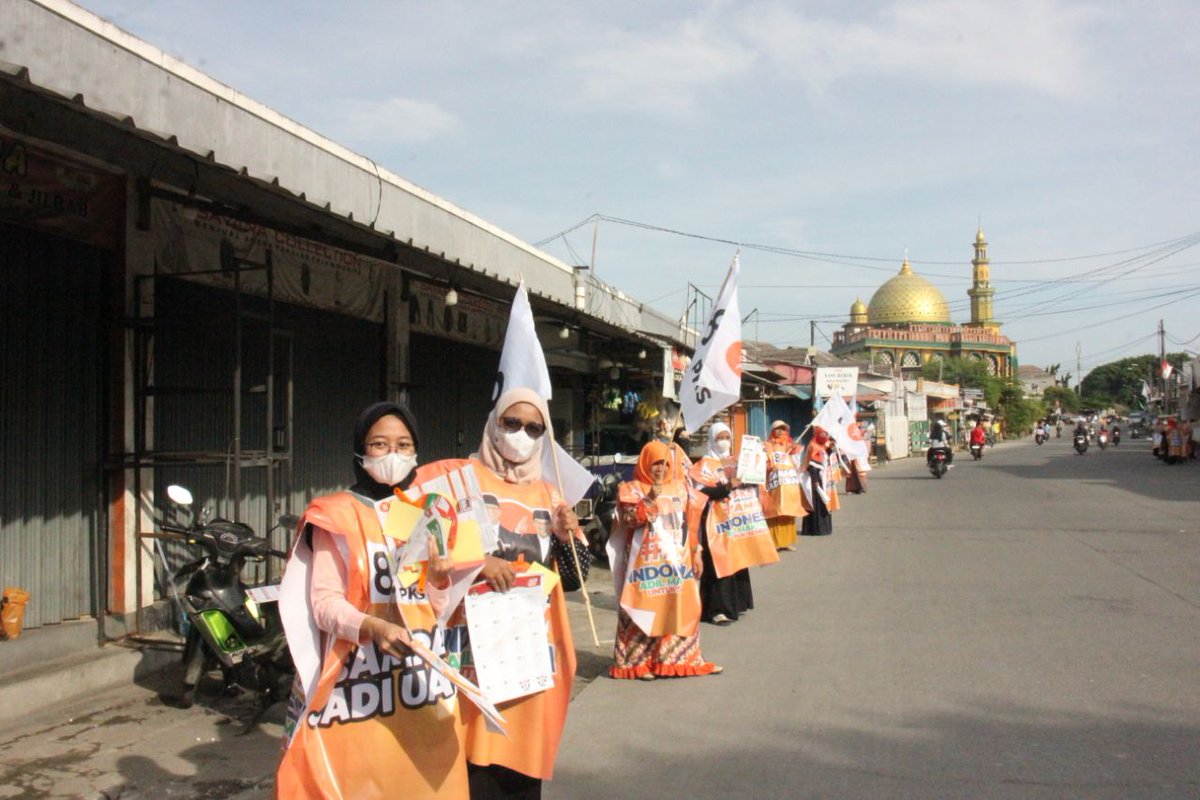 PKStangerang's tweet photo. Flashmob PKS serentak di semua kecamatan se-kota Tangerang.
Sosialisasi kampanye gagasan Pangan murah - Kerja gampang - Sehat mudah
#flashmobpks #PKS #PKSkotaTangerang #kotaTangerang #Tangerangkota #Tangerang #PKSnomor8 #PKSPembelaRakyat #PKSmenangAniesPresiden #2024pilihPKS https://t.co/Fv78uVSszo