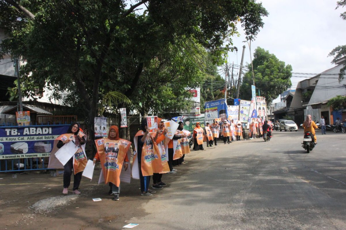 PKStangerang's tweet photo. Flashmob PKS serentak di semua kecamatan se-kota Tangerang.
Sosialisasi kampanye gagasan Pangan murah - Kerja gampang - Sehat mudah
#flashmobpks #PKS #PKSkotaTangerang #kotaTangerang #Tangerangkota #Tangerang #PKSnomor8 #PKSPembelaRakyat #PKSmenangAniesPresiden #2024pilihPKS https://t.co/Fv78uVSszo