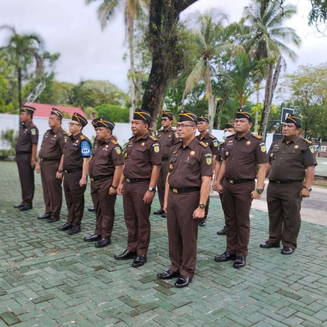 kalteng_kejati's tweet photo. Senin, 15/01/2024, Kajati Kalteng Dr. Undang Mugopal,SH, M.Hum. memimpin apel pagi yang diikuti oleh seluruh pegawai dan tenaga kontrak Kejati Kalteng.
@Kejaksaanri
#KejaksaanRI #kejaksaanri #jamintel #kapuspenkum #puspenkumkejaksaanri #JaksaProfesional #jaksasahabatmasyarakat https://t.co/xfgZdqjp8x