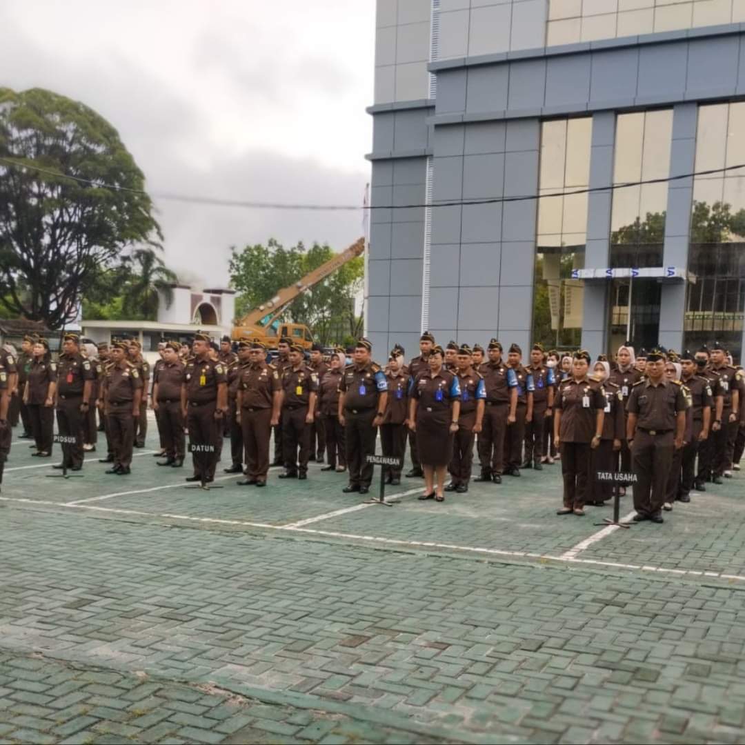kalteng_kejati's tweet photo. Senin, 15/01/2024, Kajati Kalteng Dr. Undang Mugopal,SH, M.Hum. memimpin apel pagi yang diikuti oleh seluruh pegawai dan tenaga kontrak Kejati Kalteng.
@Kejaksaanri
#KejaksaanRI #kejaksaanri #jamintel #kapuspenkum #puspenkumkejaksaanri #JaksaProfesional #jaksasahabatmasyarakat https://t.co/xfgZdqjp8x