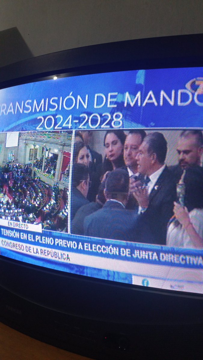 laess56's tweet photo. Es una pena que un acto tan importante haya tanta improvisación y retrasos. Hay representaciones Diplomáticas esperando ya por 6 horas. Y todo un pueblo pendiente y frustrado. No puede ser. No es posible a donde llegamos. https://t.co/HTfVVu2KuN