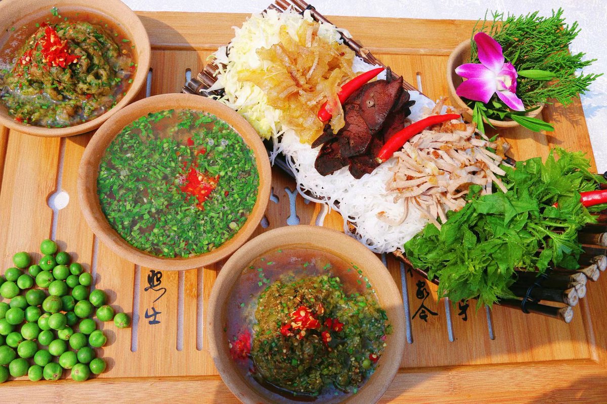 Kunminginfohub's tweet image. Tickle your taste buds in Dehong, where every dish tells a story. From tangy to tantalizing, your foodie checklist isn't complete without these local treats. 🗺️✅ #EatLocal #DehongTastes #YummyYunnan