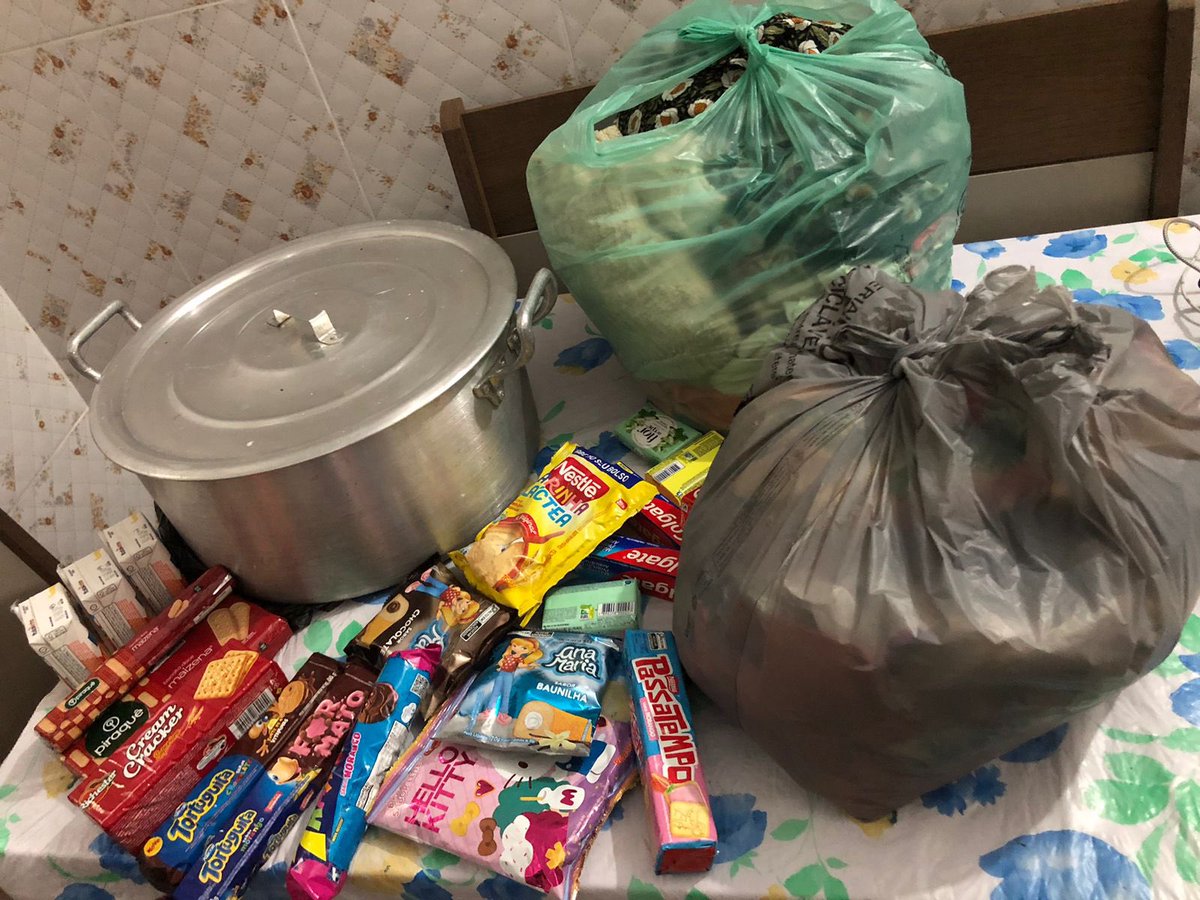 becarippi's tweet photo. PESSOAL DA PAVUNA E SÃO JOÃO, hoje ajudamos inúmeras pessoas com roupas; alimentos; itens de higiene e limpeza; roupas de cama; quentinhas; amanhã tem mais! se você tá realmente precisando de algo peço que me chame e se identifique. e pra quem pode doar também fiquem a vontade https://t.co/eyGSyPQZF2