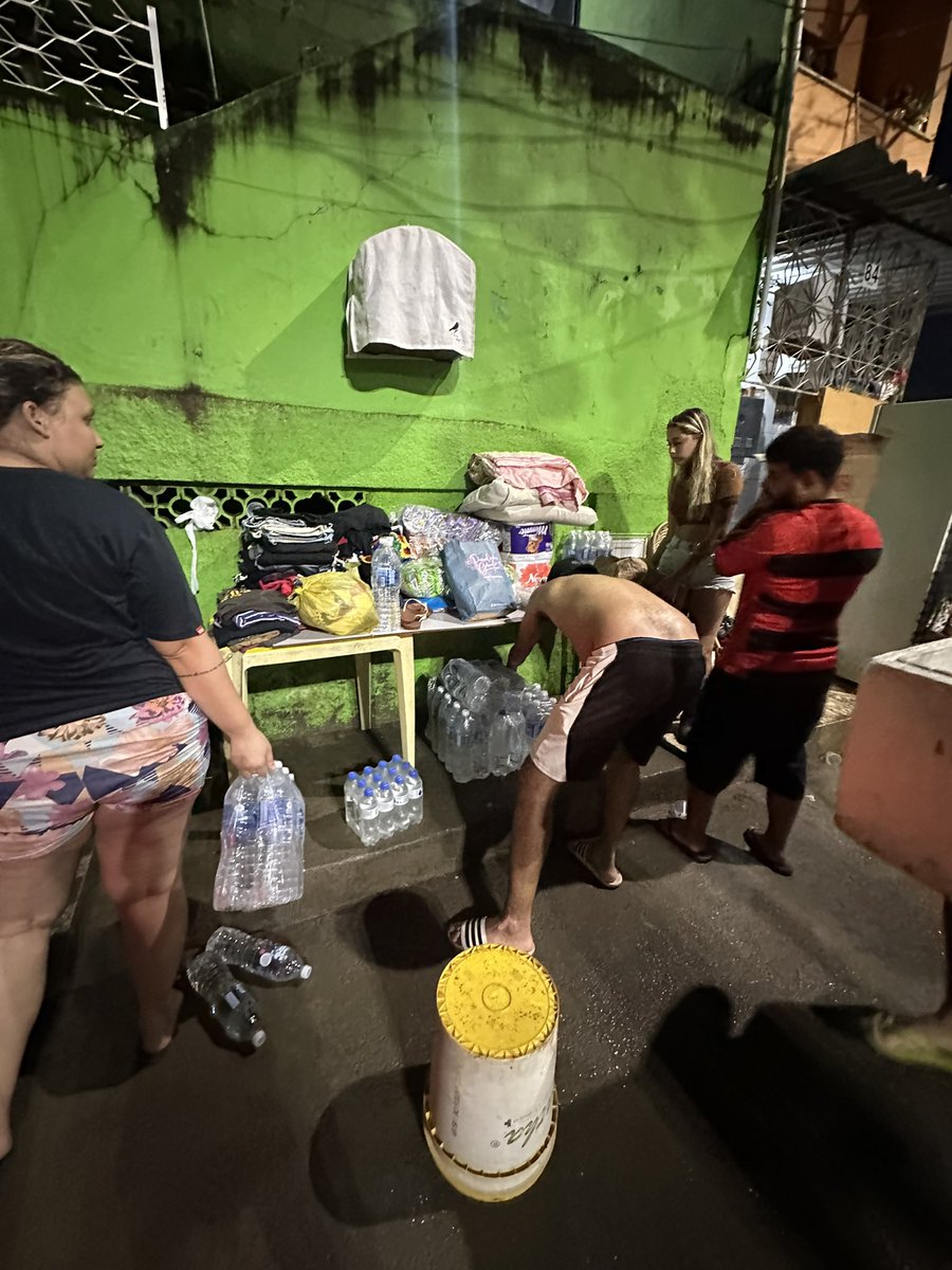 becarippi's tweet photo. PESSOAL DA PAVUNA E SÃO JOÃO, hoje ajudamos inúmeras pessoas com roupas; alimentos; itens de higiene e limpeza; roupas de cama; quentinhas; amanhã tem mais! se você tá realmente precisando de algo peço que me chame e se identifique. e pra quem pode doar também fiquem a vontade https://t.co/eyGSyPQZF2