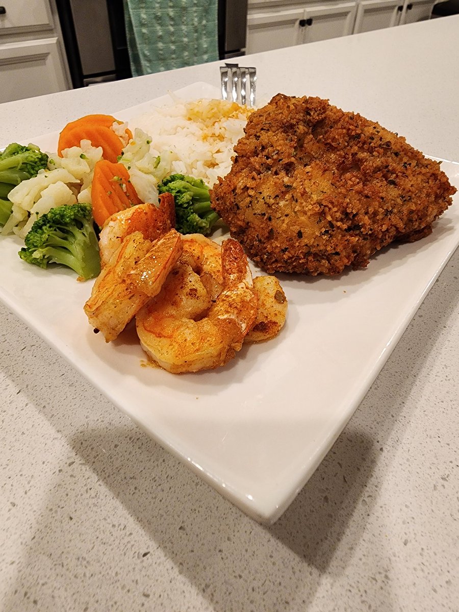 DadTheNewb's tweet photo. Some panko cod with sautรฉed shrimp, steamed rice and "California veggie blend" (uncertain why it's californian). I'll be streaming later on #twitch. I hope your weekend was awesome!
#dinner #homemade #mencancook #dadbod #gamerdad #dadlife #fish https://t.co/TK9c5yAhLc