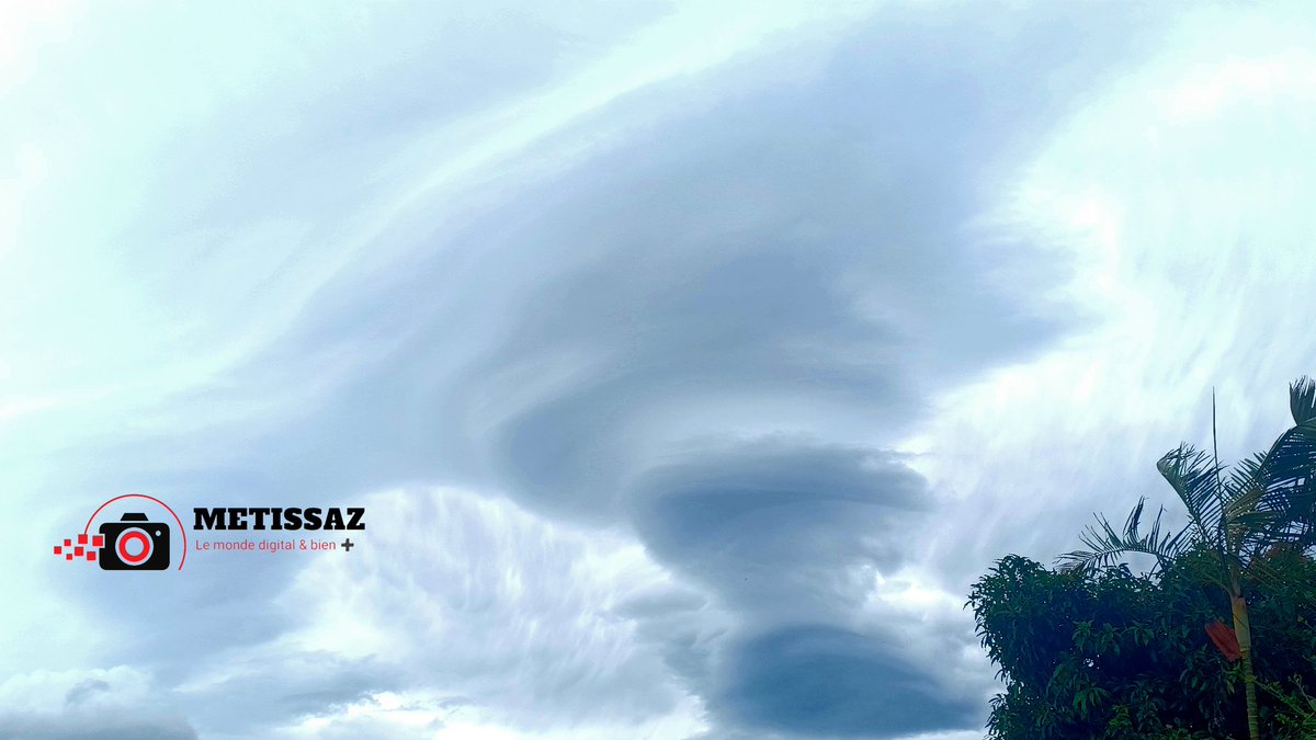 Metissazoff1's tweet photo. Le ciel, &amp; ses spectacles...
🇷🇪 Des nuages "lenticulaires" dans le ciel de La Réunion avant l'arrivée de BELAL , c'était Le calme avant la tempête...
#cyclonereunion #belal #cyclonebelal #tempête #lareunion #lareunionisland #reunion974 #reunionisland #reunion https://t.co/Y1ynn8W2Ej