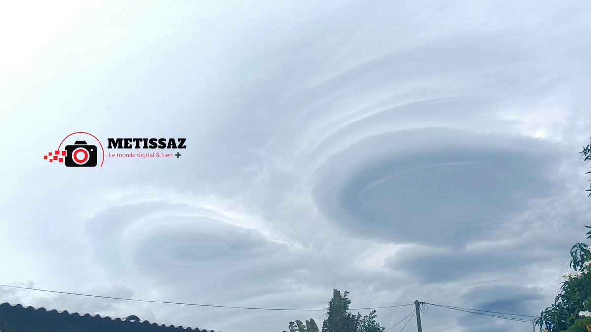 Metissazoff1's tweet photo. Le ciel, &amp; ses spectacles...
🇷🇪 Des nuages "lenticulaires" dans le ciel de La Réunion avant l'arrivée de BELAL , c'était Le calme avant la tempête...
#cyclonereunion #belal #cyclonebelal #tempête #lareunion #lareunionisland #reunion974 #reunionisland #reunion https://t.co/Y1ynn8W2Ej