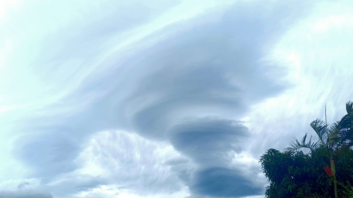 Metissazoff1's tweet photo. Le ciel, &amp; ses spectacles...
🇷🇪 Des nuages "lenticulaires" dans le ciel de La Réunion avant l'arrivée de BELAL , c'était Le calme avant la tempête...
#cyclonereunion #belal #cyclonebelal #tempête #lareunion #lareunionisland #reunion974 #reunionisland #reunion https://t.co/Y1ynn8W2Ej