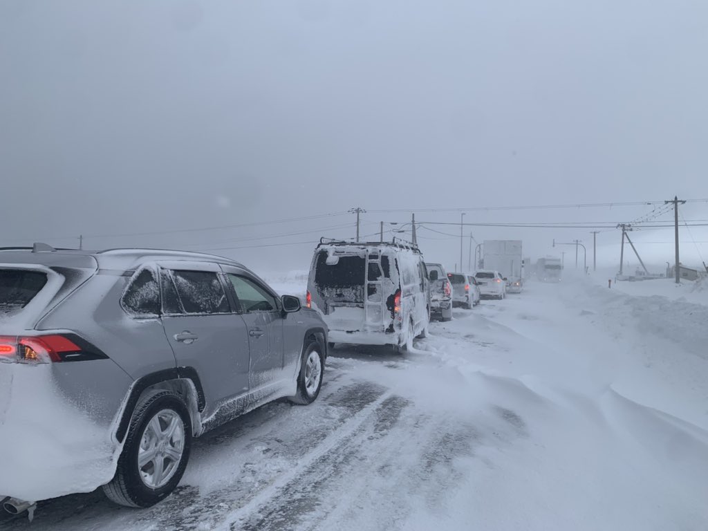 国道232号線
遠別から南に9.4km地点
少し雪が止んだので
降りてみると
あーーーー
これたどり着かないかも、
でも俺の後ろには強い味方が‼️
除雪車がいまーす！