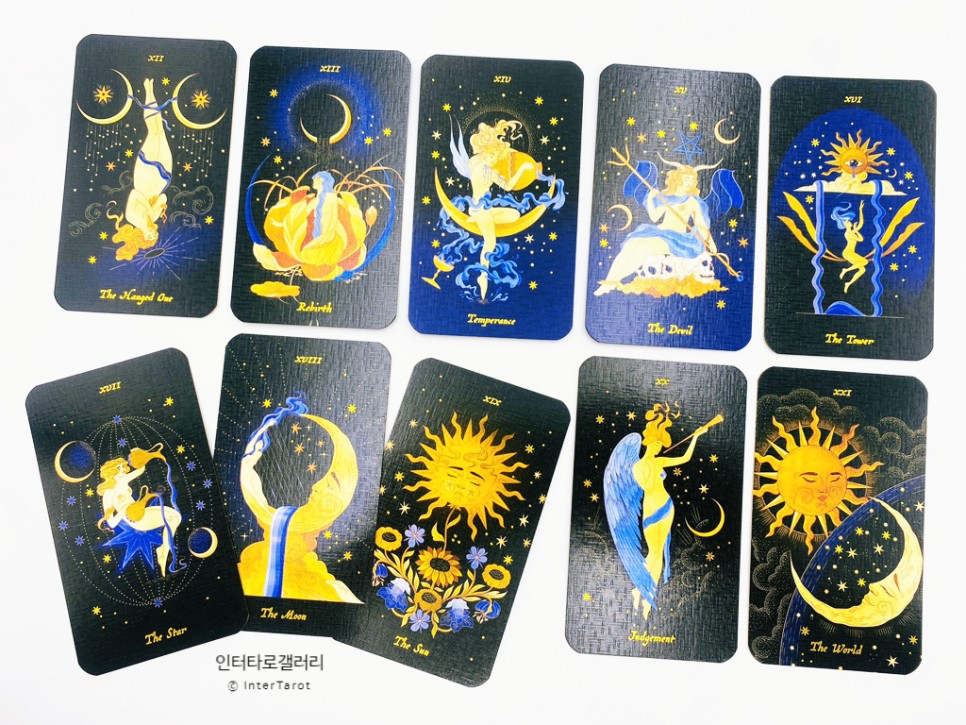 "화려하고 이쁘지만 검은 바탕이 적절하게 조화되는 그런 카드입니다. 볼수록 빠져들어요."
(인터타로 후기 中)

우주의 경이로움을 담은 
'오로라 타로카드' 입니다!
🌞bit.ly/48PKo99 🌞