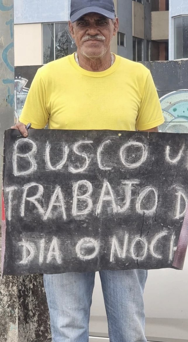 amandxlj's tweet photo. Don Germán se encuentra en la Av. Francisco de Orellana a la altura del Teniente Hugo Ortiz con su cartelito buscando trabajo, tiene más de 2 meses yendo al mismo punto todas las mañanas. Su ayuda difundiendo para que pueda llegar a la persona indicada 🥺. Tlf: 0981706792. https://t.co/aT2nNDKWu9