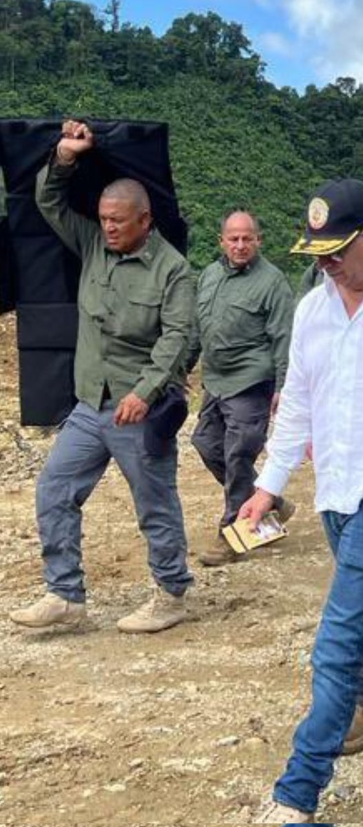 Alguien me puede confirmar si es cierto que la escolta personal de Petro son miembros del G2 cubano, si eso es cierto es muy grave, nada tienen que hacer estos tipos en Colombia, acuérdense que así operaba Chávez.