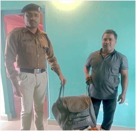 #OperationAmanat
<a href="/RPF_INDIA/">RPF INDIA</a> <a href="/drm_lmg_nfr/">मं.रे.प्र.लामडिंग, पू.सी.रेलवे / DRM LUMDING NFR</a> <a href="/RailMinIndia/">Ministry of Railways</a> <a href="/zscrnfr/">ZSCRNFR</a> <a href="/rpfpcdmr/">RPF post Dharmanagar</a> 
On 14.01.24  #RPFNFR #LMG_Division RPF #Dharmanagar recovered one left behind bag from t/no. 15664up at CBZ Railway stn, which was  containing valuable documents &amp; cloths. Further handed over to its owner.
