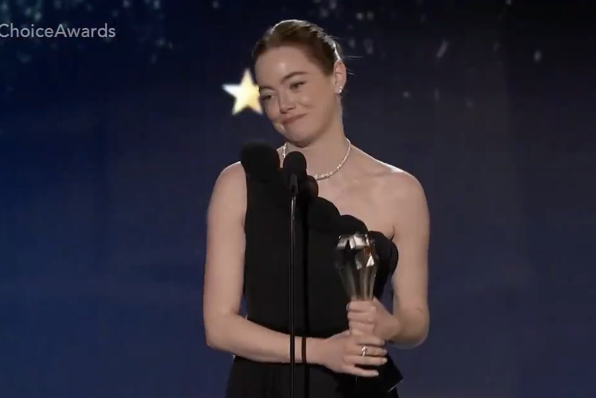 cloiskryptonite's tweet photo. RYAN GOSLING AND EMMA STONE OH MY GOD 😭 #CriticsChoiceAwards https://t.co/XcEvPHjDMk