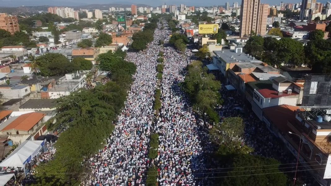 Este domingo, más de 2 millones 500 mil personas asistieron a la procesión 166 de la Divina Pastora en Barquisimeto, Edo. Lara. 
#VenezuelaEnUnionYPaz #14Enero