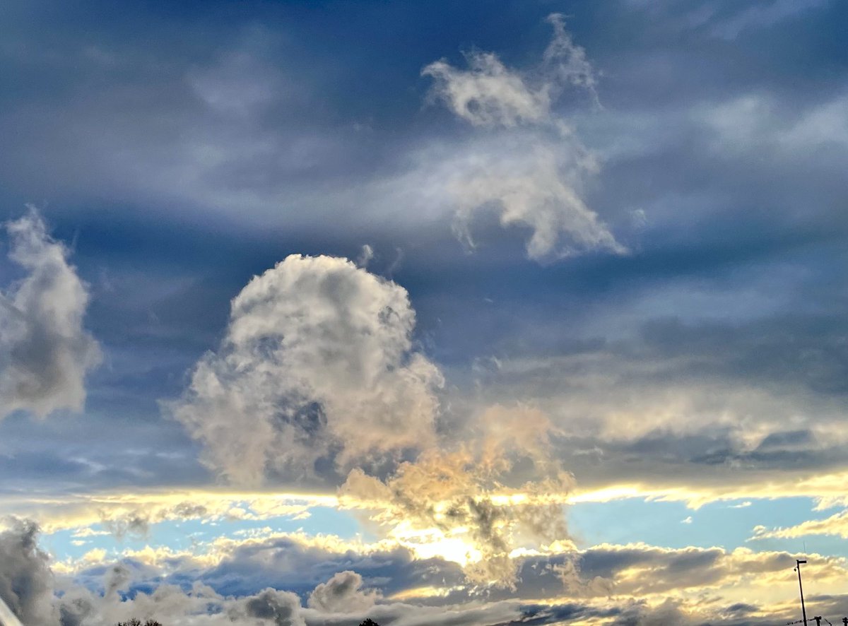 ClarityRenee's tweet photo. Art in the sky ❤️
#nature #photograghy #NewEngland #beauty https://t.co/V8bWKugHoh