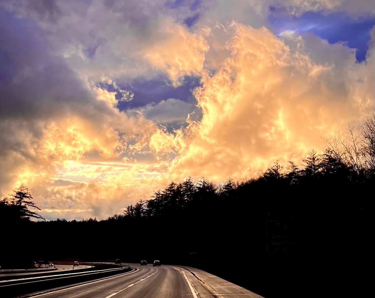 ClarityRenee's tweet photo. Art in the sky ❤️
#nature #photograghy #NewEngland #beauty https://t.co/V8bWKugHoh