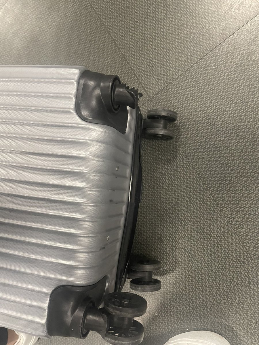 bastida_marvin's tweet photo. Pónganle cuidado @Aeromexico , lo que da coraje es que te rediman $800 pesos para otro vuelo… pues claro que no quiero volar nuevamente con este servicio !! Cambien su forma de redención, me voy molesto !! https://t.co/0r9IlYk6EI