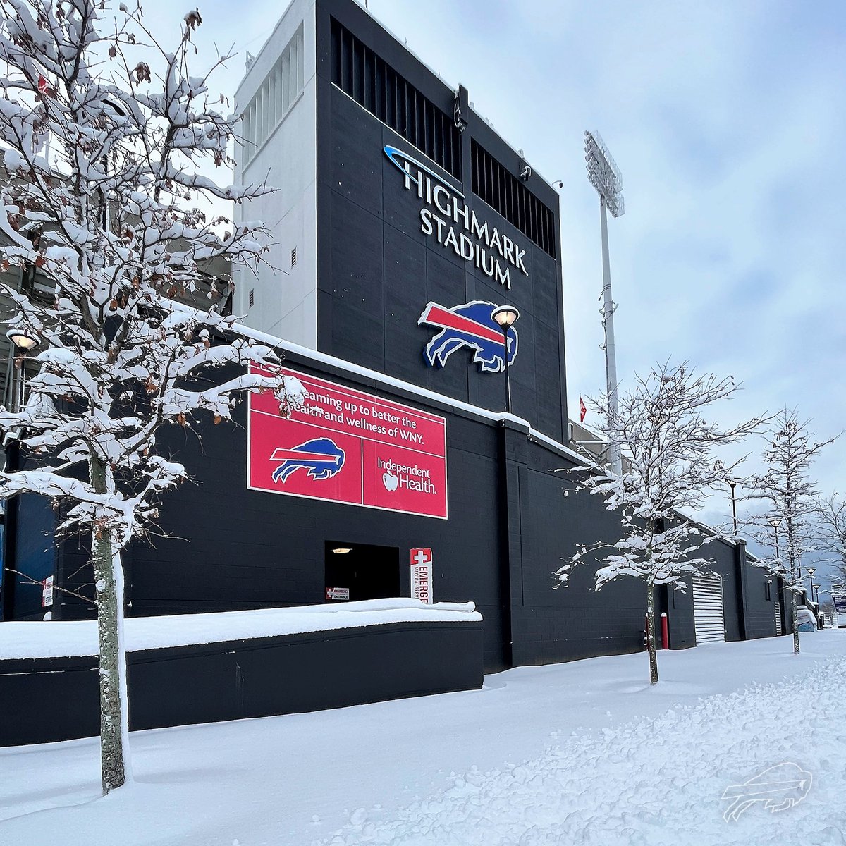 BuffaloBills's tweet photo. We need overnight snow shovelers to help dig out Highmark Stadium for tomorrow’s game!

Help us provide a safe venue for our Super Wild Card game: https://t.co/adRvOZA3dm https://t.co/BeLfquiqaJ