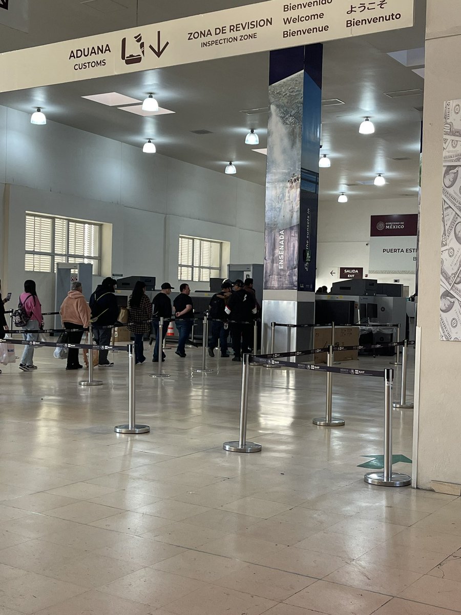 Emmanuelmadrig's tweet photo. @SRE_mx @lopezobrador_ @aliciabarcena @SantiPenap No se como es que el @GobiernoMX  y la cancillería @SRE_mx @aliciabarcena  no pueden poner orden en la aduana de Tijuana es un caos para poder entrar a Mexico(Tijuana). Los oficiales no ponen orden, tienen 5 maquinas nuevas para ex canear maletas y solo una sirve. https://t.co/CXlDvAjvtS