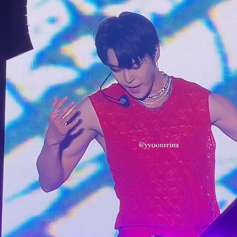 yyoonrrina's tweet photo. suddenly showing his muscles like this in front of my eyes…. i will never recover from this doyoung…🫠🥵🥵 https://t.co/RniHYvtGgx
