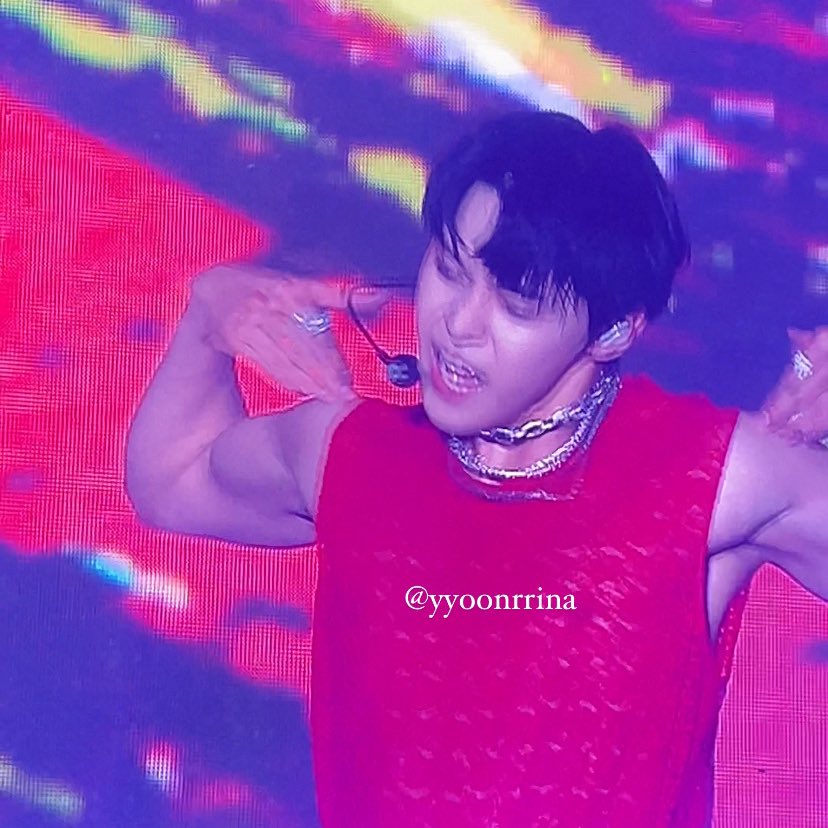 yyoonrrina's tweet photo. suddenly showing his muscles like this in front of my eyes…. i will never recover from this doyoung…🫠🥵🥵 https://t.co/RniHYvtGgx