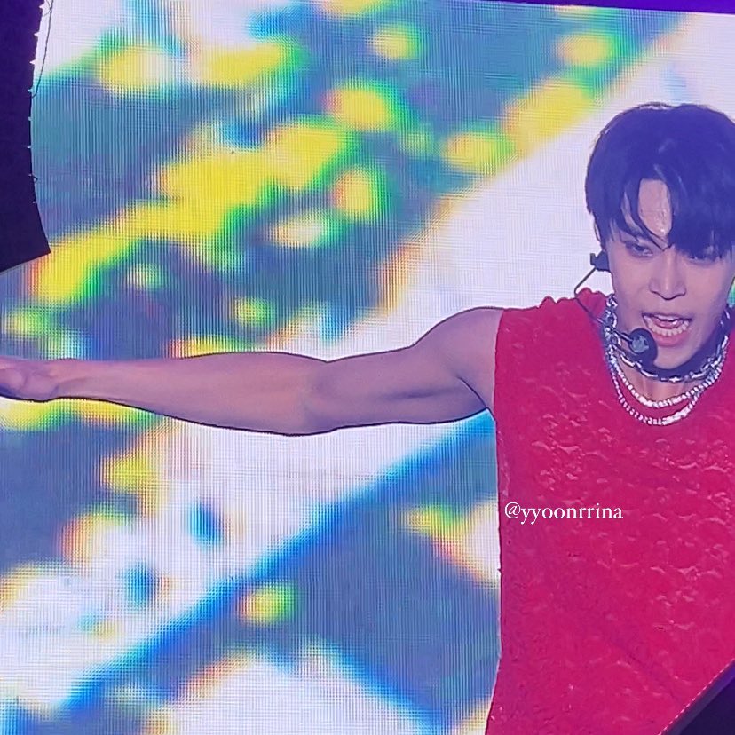 yyoonrrina's tweet photo. suddenly showing his muscles like this in front of my eyes…. i will never recover from this doyoung…🫠🥵🥵 https://t.co/RniHYvtGgx