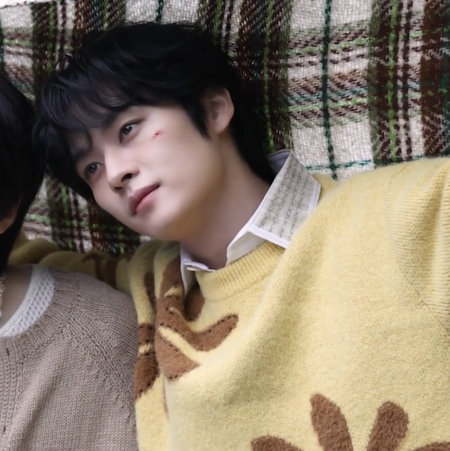 nexzism's tweet photo. They put leeknow in the pudding sweater https://t.co/W1l8Mr3jdq