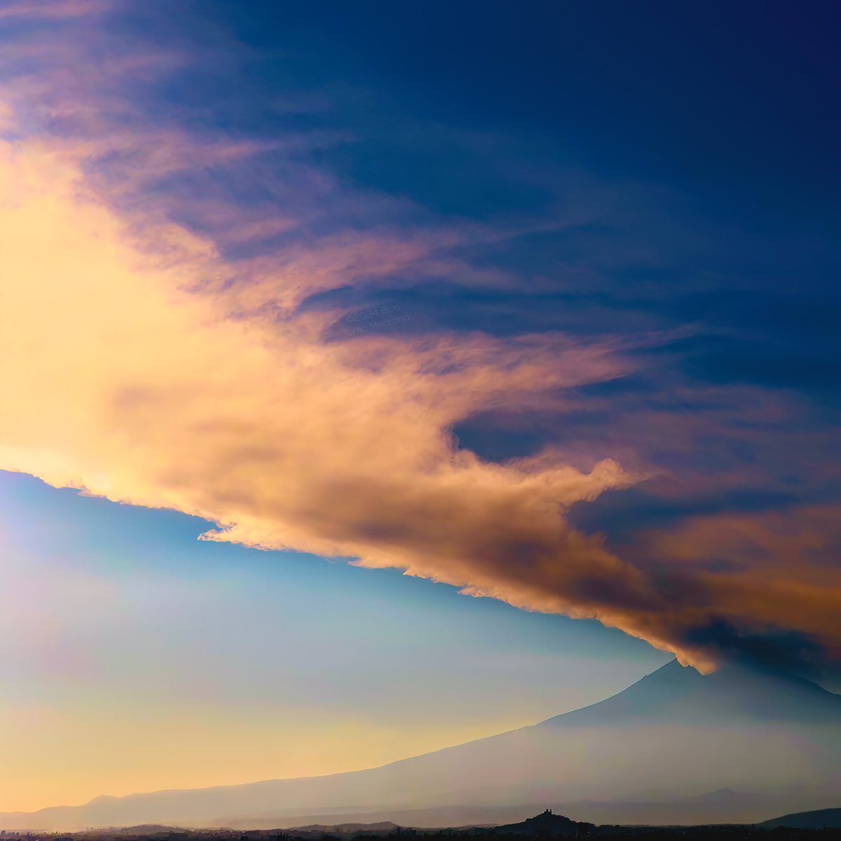 Tusrecuerdos's tweet photo. Two skies
___
IG: btorillo

#iPhonegraphy #México #Puebla #Volcano #Popocatepetl #Colors #Nature #Sky #Fumarole #iPhone #Photo #Mexico #Belleza #Beauty #iPhone #Beautiful #PhotoOfTheDay #FineArt #iPhoneArt #Art #ArtPhotography #iPhone13Pro https://t.co/VmIcthd36M