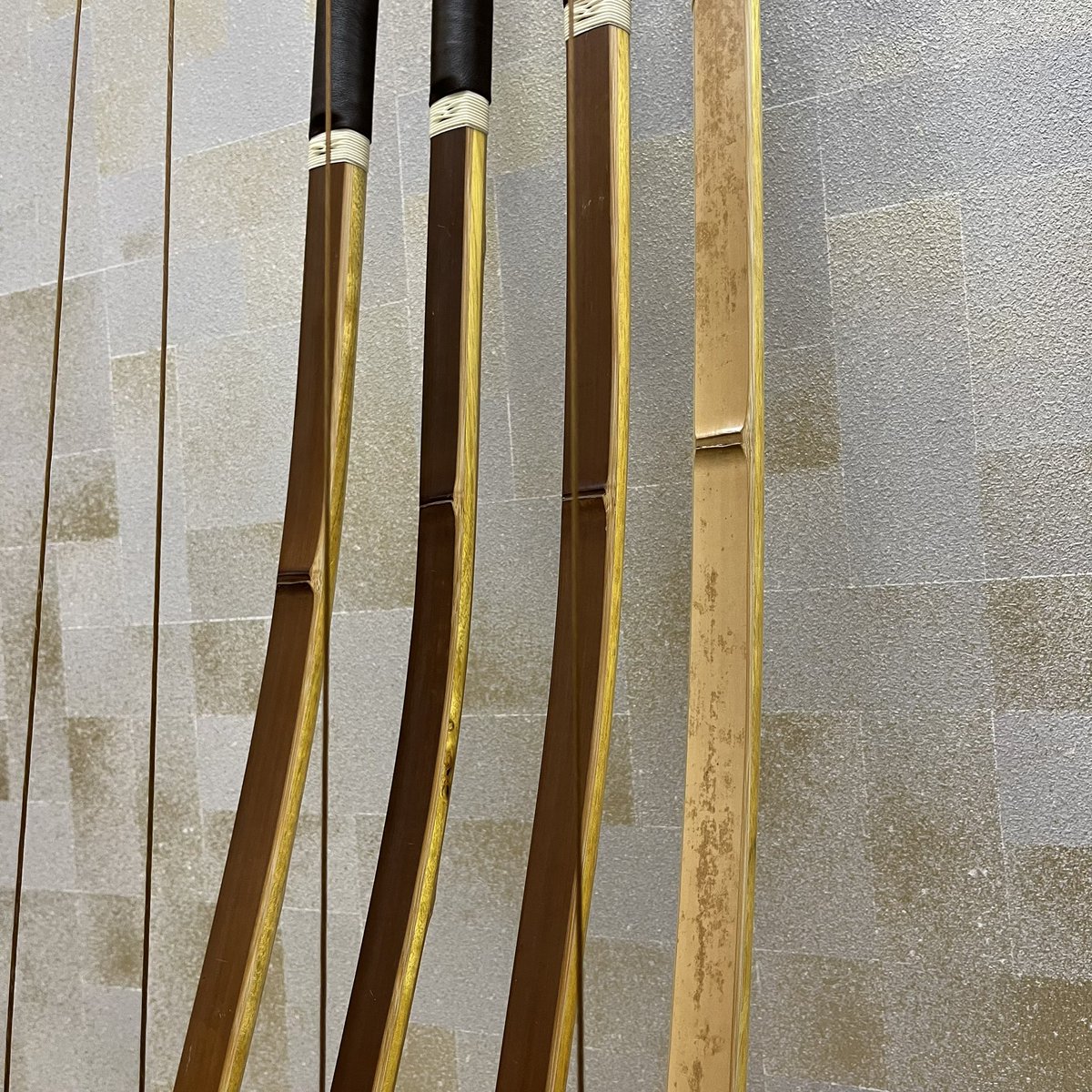 Kouemon5th's tweet photo. 竹弓 一燈斎が入荷しました🏹
並 14k.15k
伸 14k.15k(内竹斑入り)
2-3月頃お渡し可能な弓です
※手幅は握り革なしの数値
※キロ数は予定の強さです
一燈斎のお問い合わせは、
甲賀弓具店までお気軽にどうぞ🗻
#弓具 #弓道 #kyudo #kugu #竹弓 #一燈斎 https://t.co/19G4OV0zcY