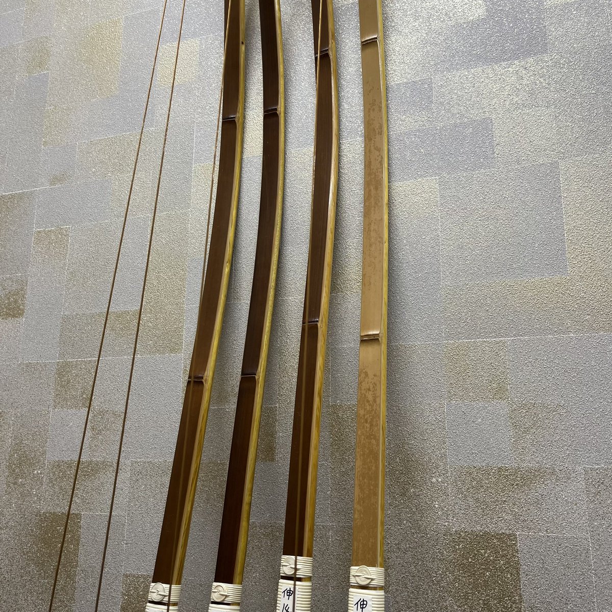 Kouemon5th's tweet photo. 竹弓 一燈斎が入荷しました🏹
並 14k.15k
伸 14k.15k(内竹斑入り)
2-3月頃お渡し可能な弓です
※手幅は握り革なしの数値
※キロ数は予定の強さです
一燈斎のお問い合わせは、
甲賀弓具店までお気軽にどうぞ🗻
#弓具 #弓道 #kyudo #kugu #竹弓 #一燈斎 https://t.co/19G4OV0zcY