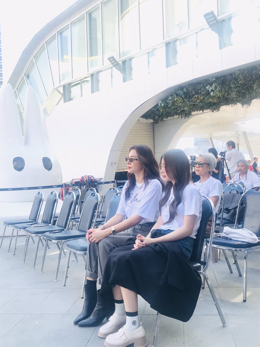 bringmefaye's tweet photo. ฝ้าย พีรญา &amp; โยโกะ อาภัสรา ที่งานบวงสรวงซีรีส์

“Blank the series เติมคำว่ารักลงในช่องว่าง”

#BlankTheSeries #FayePeraya #FayeYoko https://t.co/sMXSZPbjVf