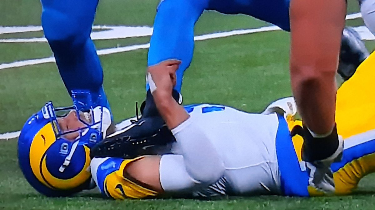 #MatthewStafford shoulder crushed.. Cheap shot?.. #Rams